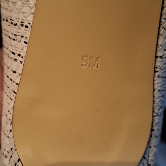 TALBOTS SKYLAR DEEP-V Sexy Dressy Embossed UPPER 2 1/2" Pumps Size 9 M - Picture 9 of 10